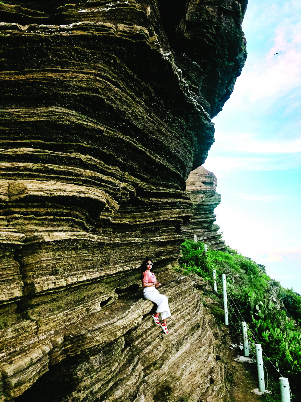 Núi Cao Cát kiến tạo từ những vách đá dựng đứng hút mắt du khách