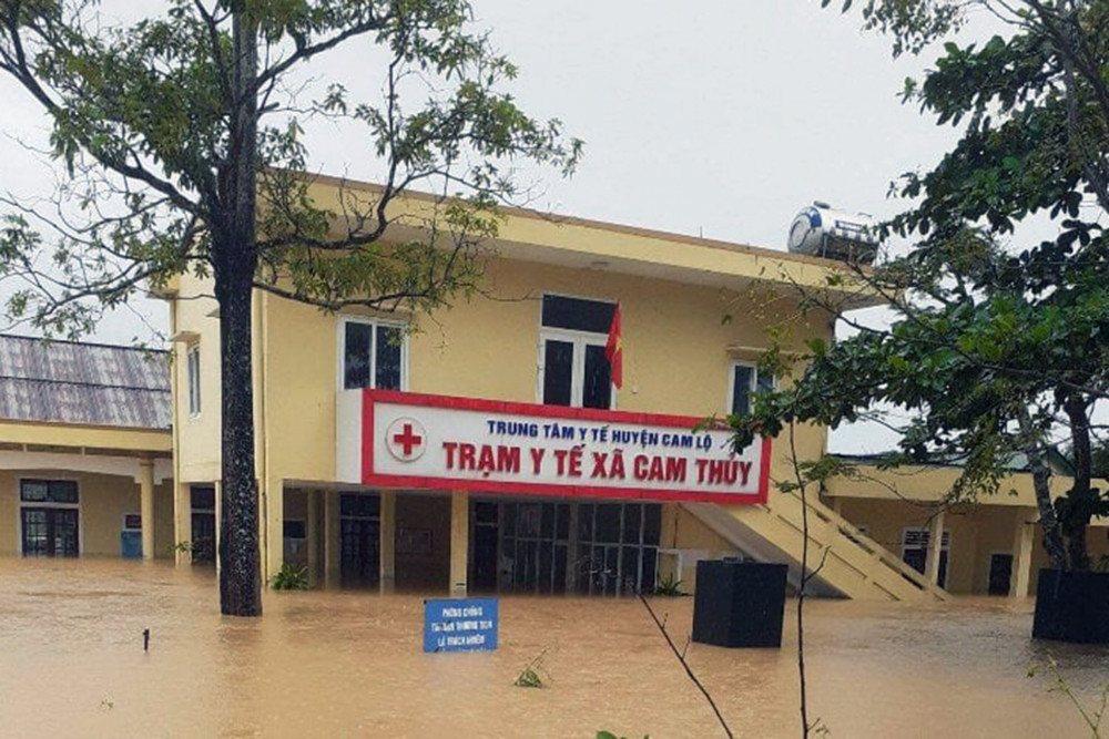 Trậm Y tế xã Cam Thủy huyện Cam Lộ ngập sâu trong nước lũ