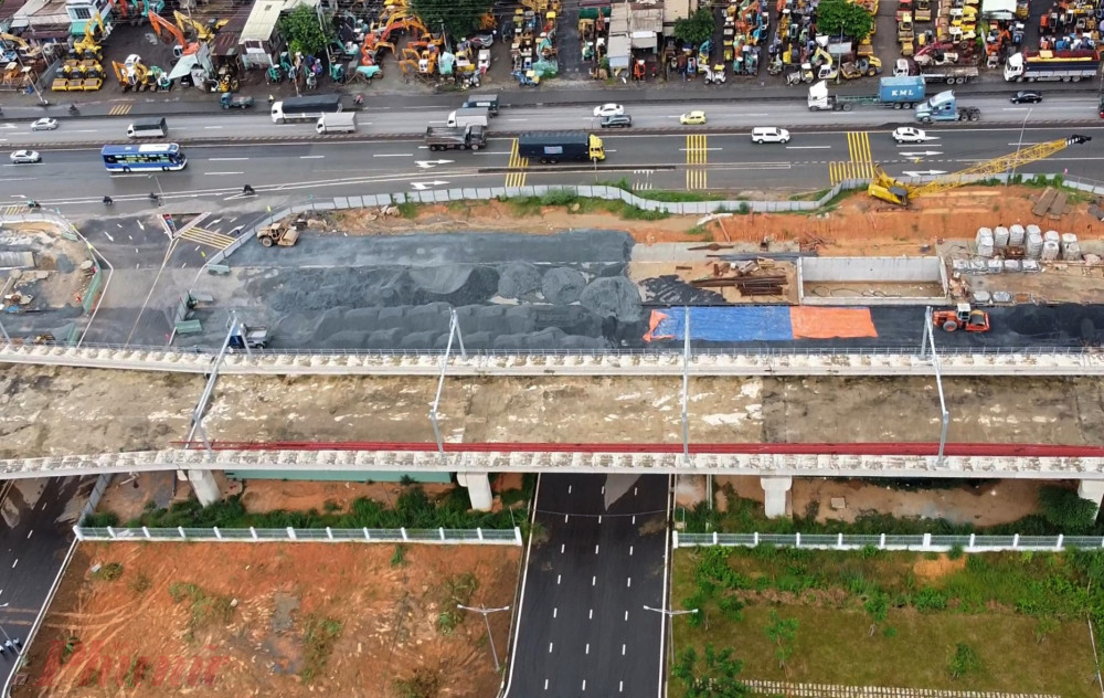 : Phía ngoài xa lộ Hà Nội có 4 đường kết nối vào nhà ga trung tâm của bến xe. Hiện nay 2 đường kết nối đã hoàn thành, 2 đường còn lại đang được hoàn thiện những công đoạn cuối cùng.