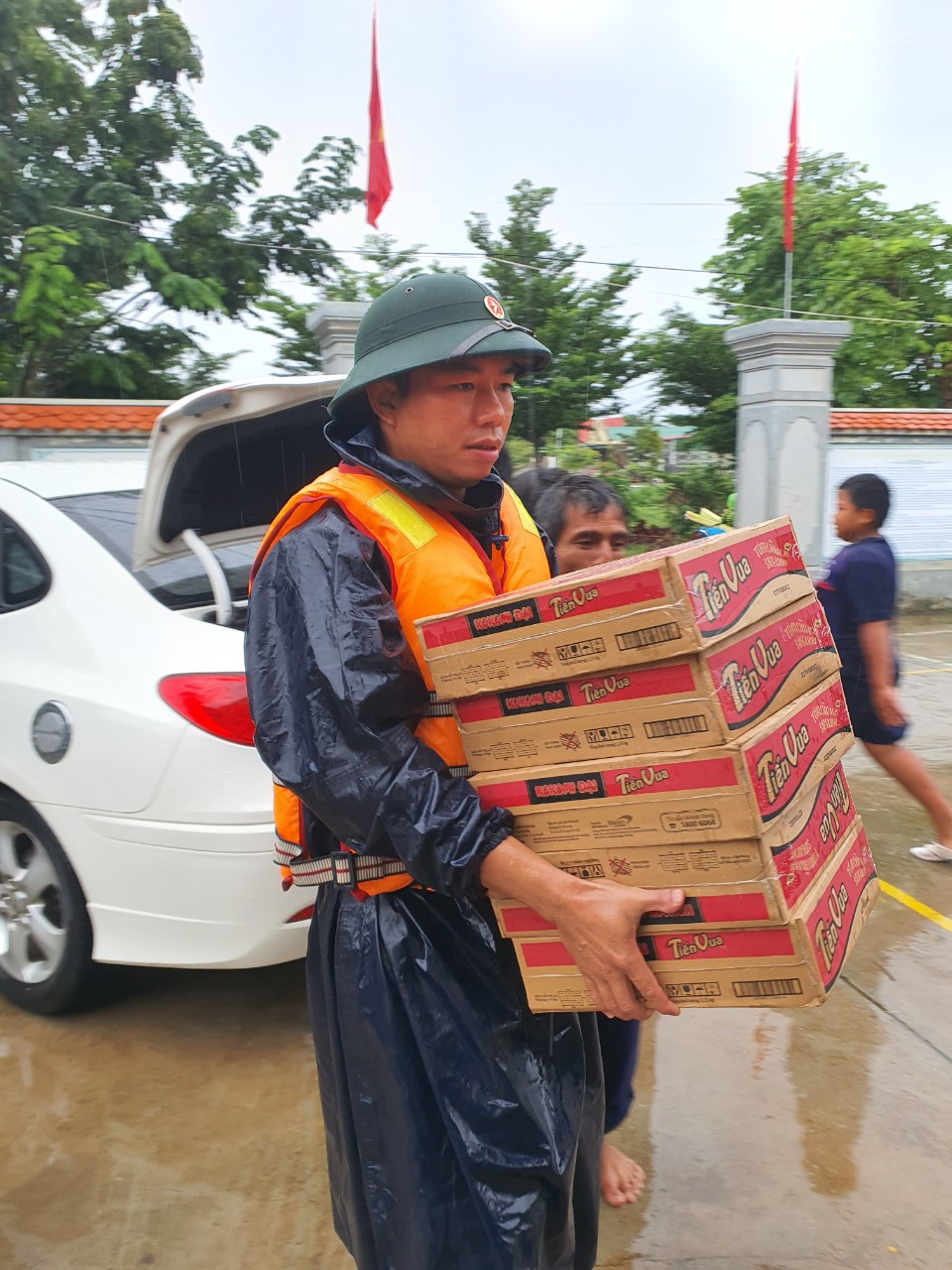 Bộ đội Biên Phòng Quảng Trị vận chuyển mỳ tôm giúp người dân vũng rốn lũ 