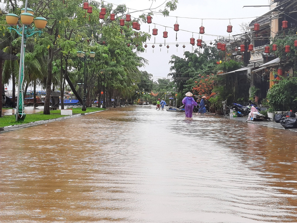 Hai tuyến đường Bạch Đằng và Nguyễn Phúc Chu nước đã dâng lên ngập đường