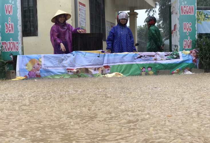 Nhiều trường học tại Quảng Bình ngập sâu trong nước lũ do mưa lớn