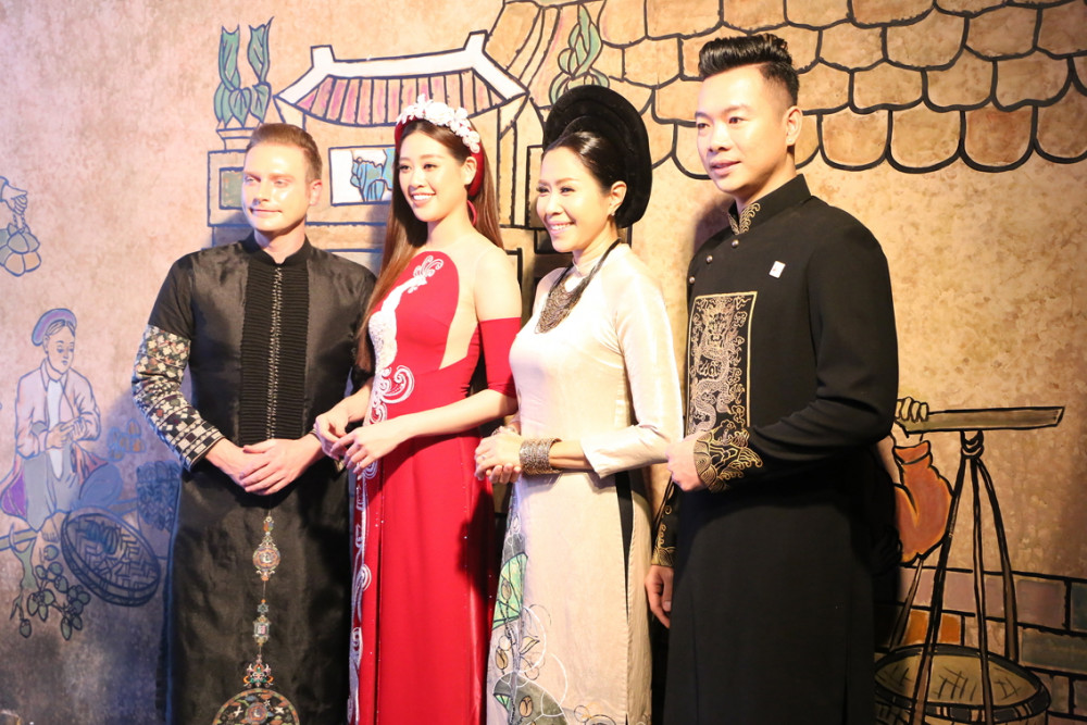 Các đại sứ của Lễ hội Áo dài TP.HCM 2020 (từ trái sang): ca sĩ Kyo York, hoa hậu Khánh Vân, MC Quỳnh Hoa và Phan Thanh Phong - giải nhất Duyên dáng áo dài 2019
