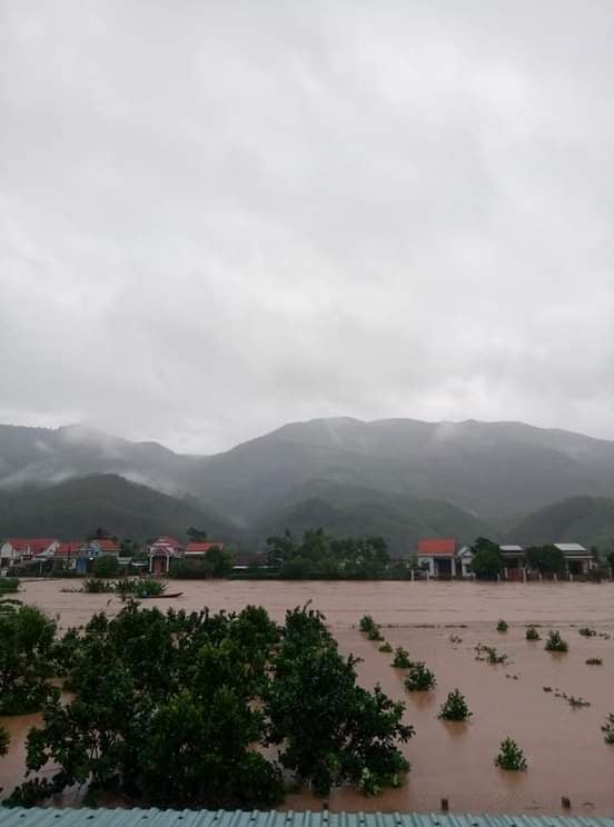 Tại xã Đại Hưng, huyện Đại Lộc, nước lũ lên nhanh trong chiều tối ngày 7/10 khiến nhiều vùng dân cư bị ngập lụt, bị cô lập