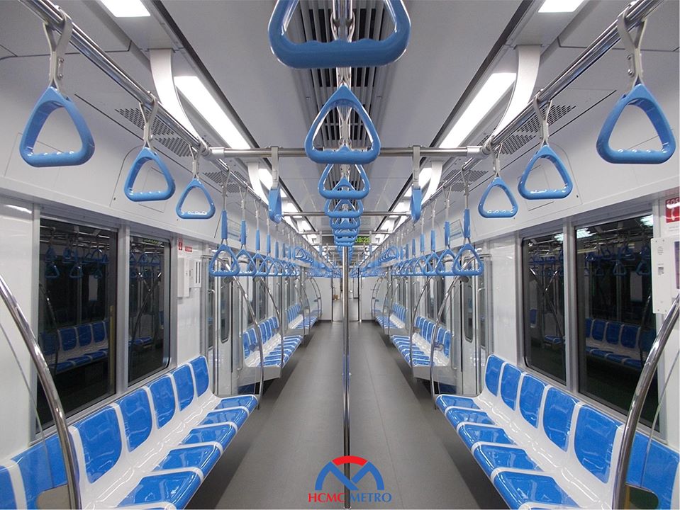 Thiết kế ghế ngồi, tay vịn và tay nắm của đoàn tàu metro số 1 với màu chủ đạo là màu xanh dương nhìn tươi trẻ