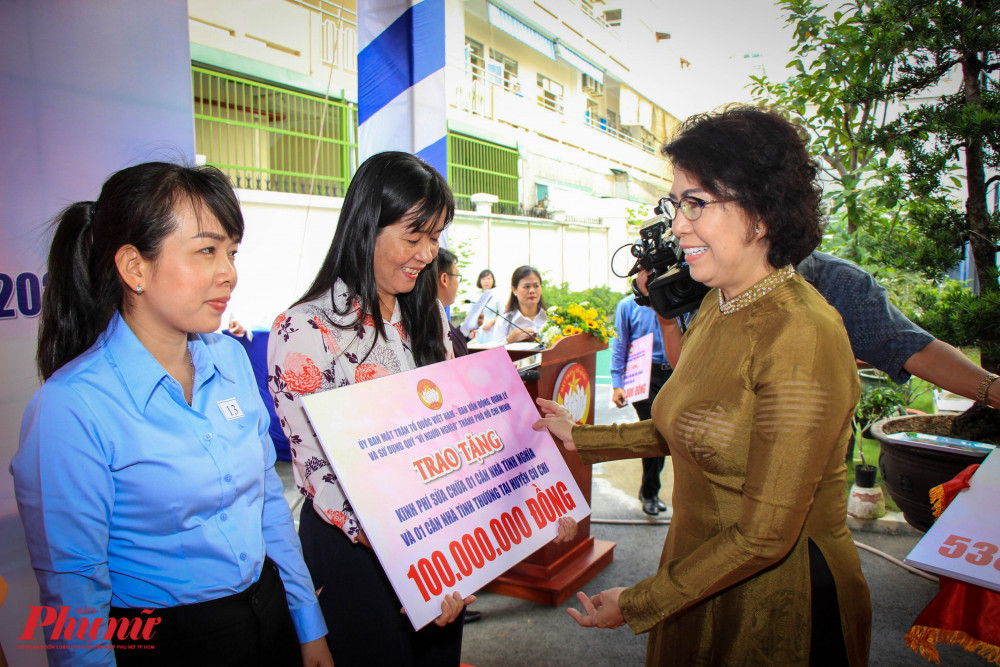 Bà Tô Thị Bích Châu – Chủ tịch Ủy ban MTTQ Việt Nam Thành phố trao tặng kinh phí xây dựng sửa chữa nhà cho người dân