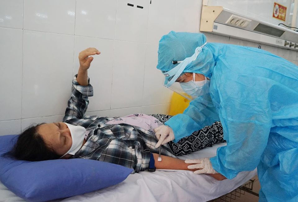 Nhân viên y tế chăm sóc cho người dân tại Bệnh viện C Đà Nẵng