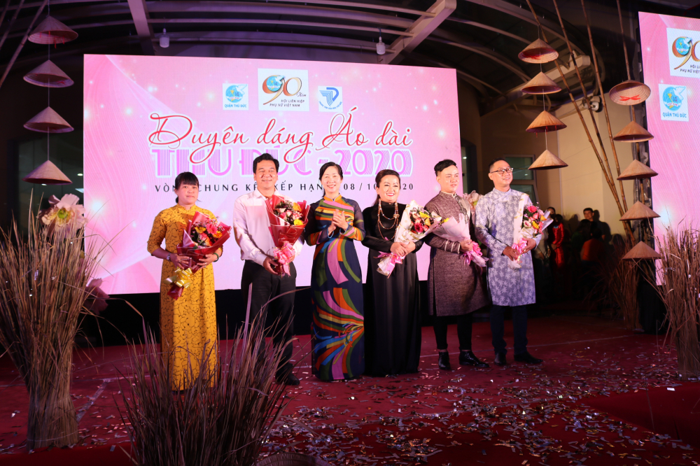 Ban giám khảo đêm chung kết nhận hoa tri ân từ ban tổ chức. 