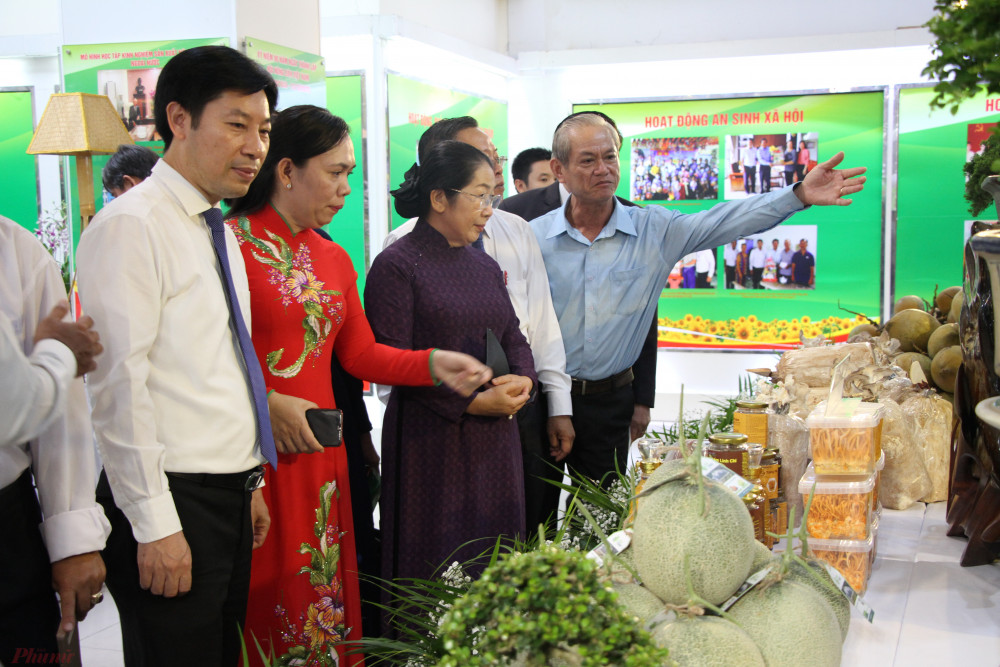 Đoàn tham quan nơi trưng bày các sản phẩm nông nghiệp tiêu biểu do nông dân TP sản xuất.