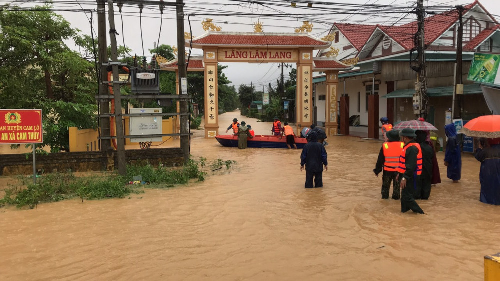 Triển khai lực lượng cứu hộ ở làng Lâm Lang xã Cam Thủy huyện Cam Lộ (Quảng Trị)