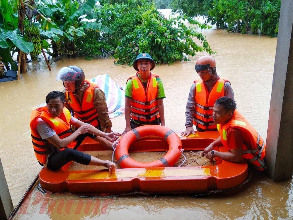 Dự kiến trong đếm nay 9/10 huyện Cam Lộ tiếp tục triển khai di dời hơn 1.000 hộ dân vùng ngập lũ đến nơi ở an toàn