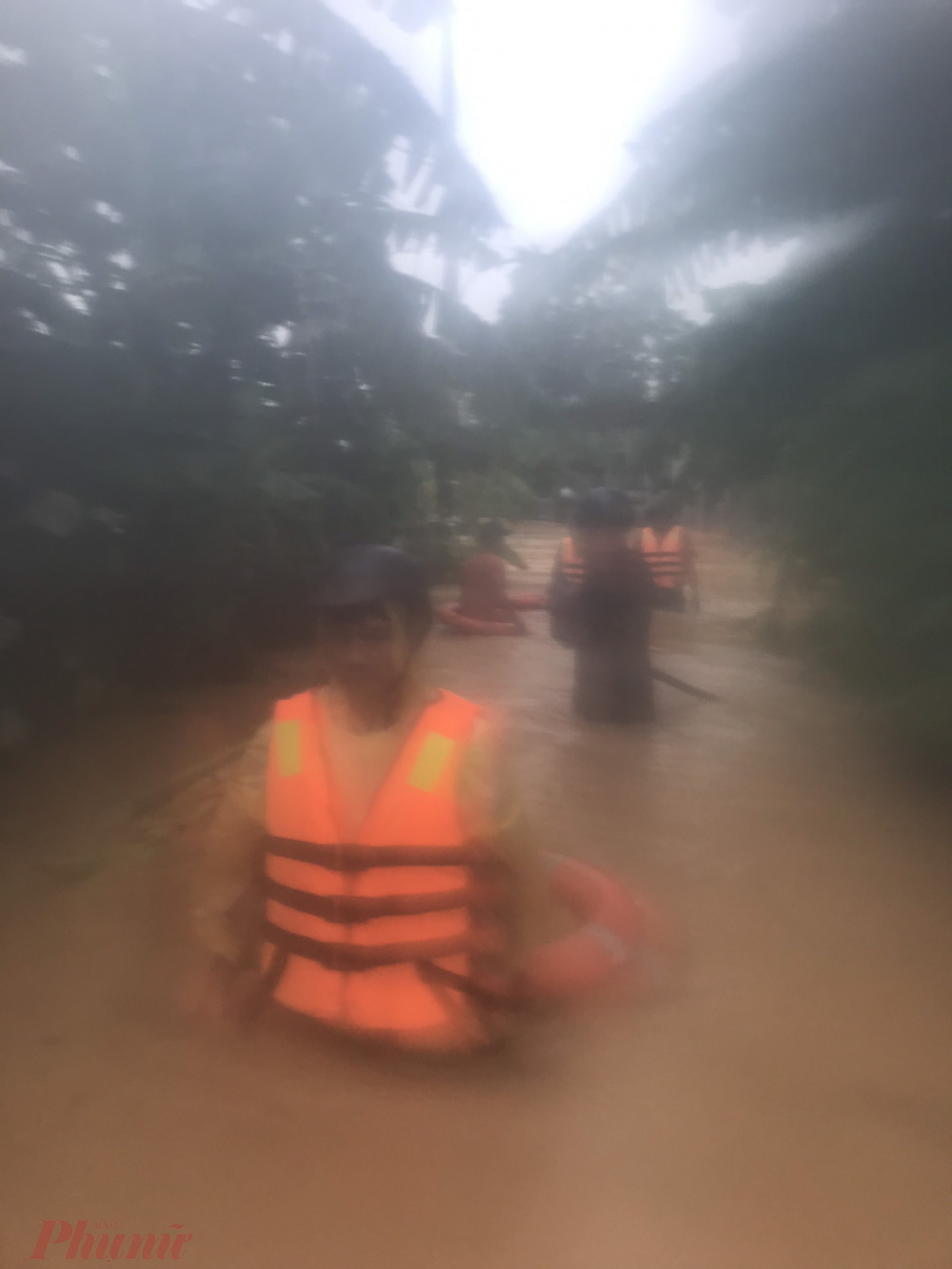 Do hiện tại mưa lớn tại Cam Lộ (Quảng Trị) nên việc di dời dân đang rất khó khăn