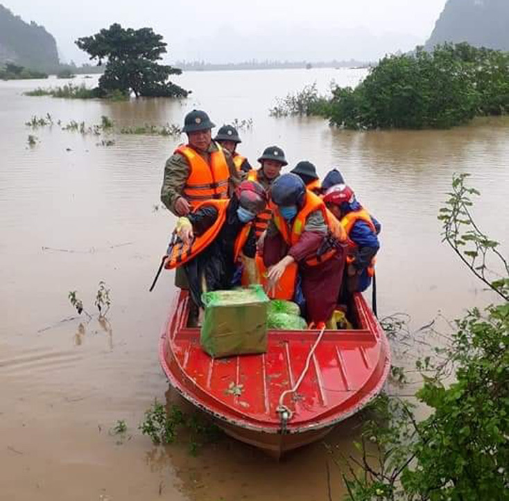 Lực lượng quân  đội triển khai  đưa dân đi tránh lũ lũ ở  xã Tân Hóa