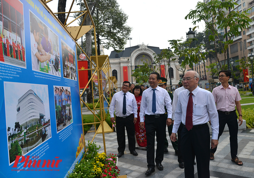 Trưởng ban Tuyên giáo Thành ủy Phan Nguyễn Như Khuê và lãnh đạo các sở ngành đến dự lễ khai mạc triển lãm sáng 9/10/2020