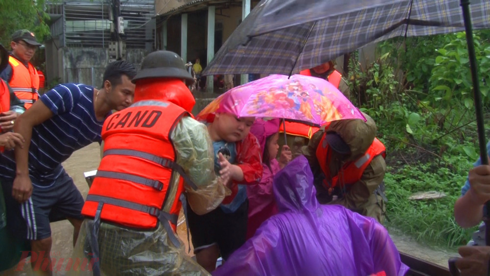 Công an TP. Huế đã đưa được 32 hộ dân, hơn 130 người ở 6 dãy trọ khu vực xóm Gióng (thuộc tổ 1, khu vực 1, phường An Tây)ra khỏi nơi ngập hơn 1m và nước chảy xiết  có 