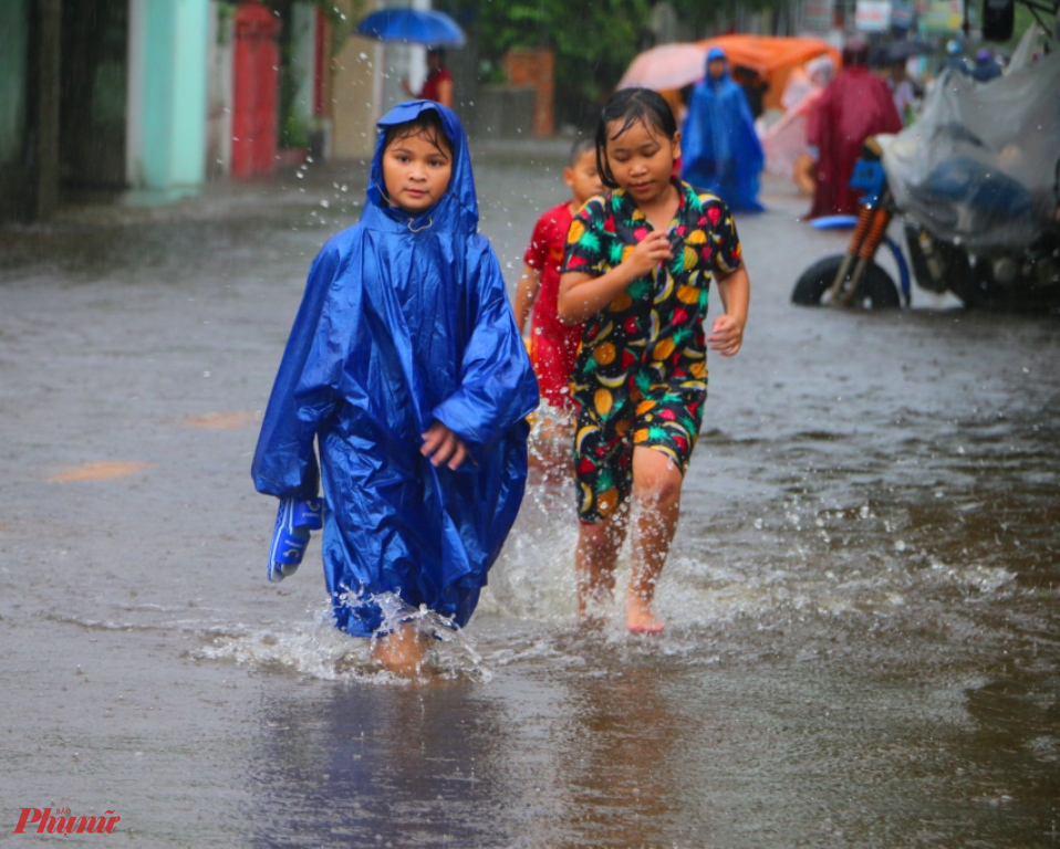Hai cháu nhỏ Hạnh và My ở xã Hương Vinh ( Thị xã Hương Trà, Thừa Thiên - Huế ) tranh thủ chạy đến nhà bà nội để tránh lũủ 
