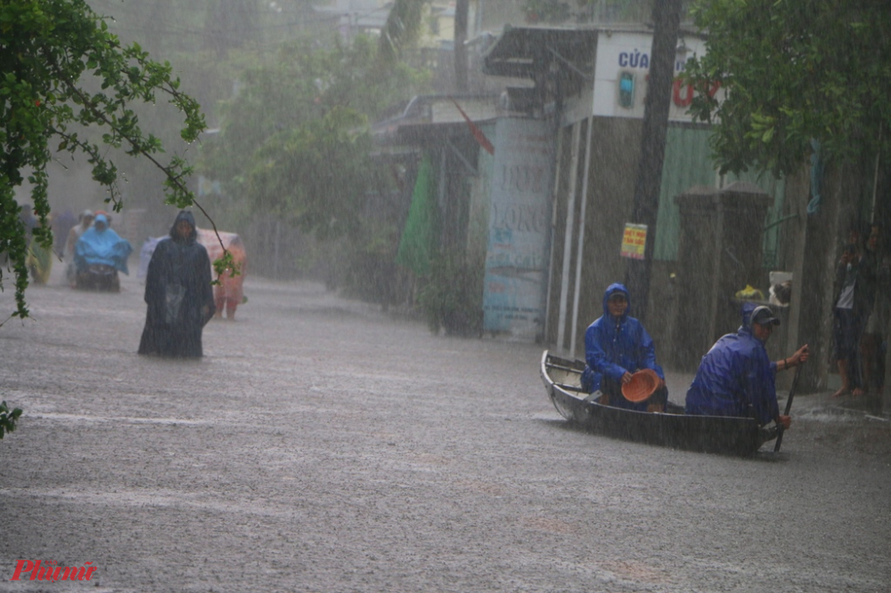 Càng về chiều trời càng mưa nặng hạt, nước sông Hương hiện đang tràn vào các thôn xóm vùng hạ lưu