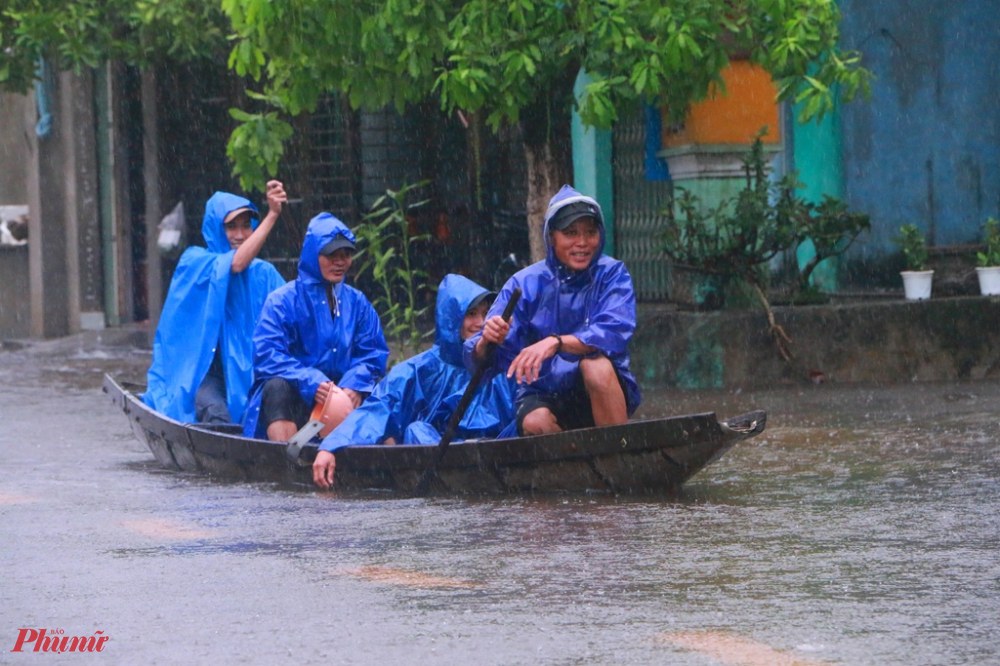 Nước ngập sâu, người dân các xã Quảng Thành, Hương Vinh (thị xã Hương Trà) phải di chuyển bằng thuyền