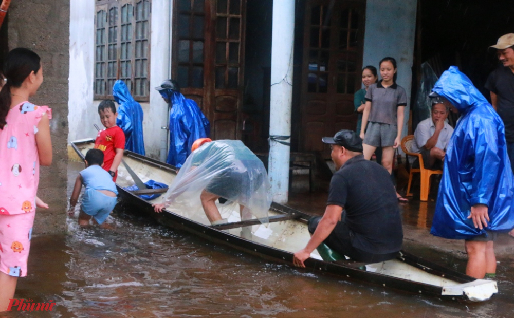 Do nước lũ mỗi lúc một dâng cao, ngày 9/10 học sinh tại Thừa Thiên - Huế  tiếp tục nghỉ học.