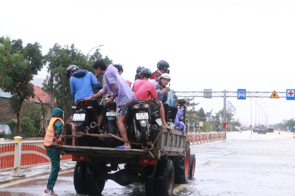 Do mưa to khiến tuyến đường Quốc Lộ 1 A đoạn qua phường Tứ Hạ (Thị xã Hương Trà, Thừa Thiên - Huế ) có nhiều đoạn ngập sâu trong lú, nhiều  phương tiện gaio thông qua đây phải trông cờ vào xe trung chuyển