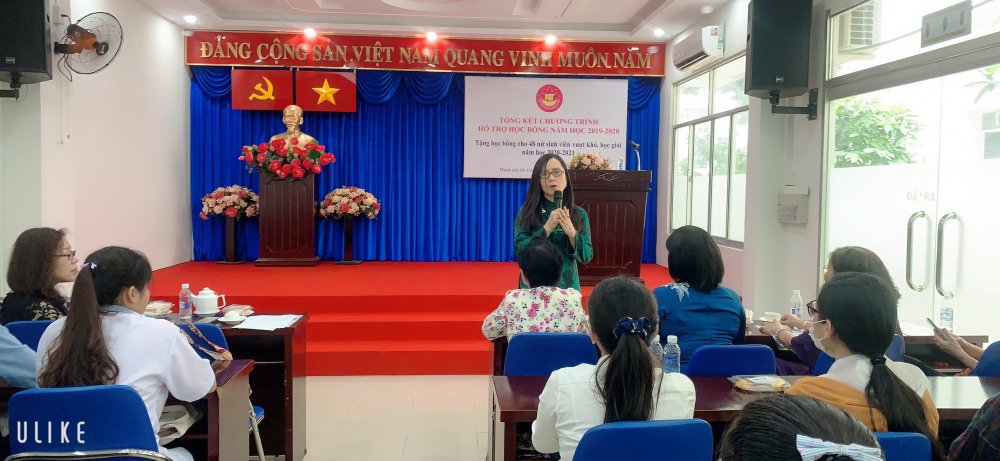 Thạc sĩ Nguyễn Thị Khánh Tâm chia sẻ về những thành tựu của các nữ trí thức tại TPHCM, ở Việt Nam  và trên thế giới cho các nữ sinh viên trong buổi lễ. 