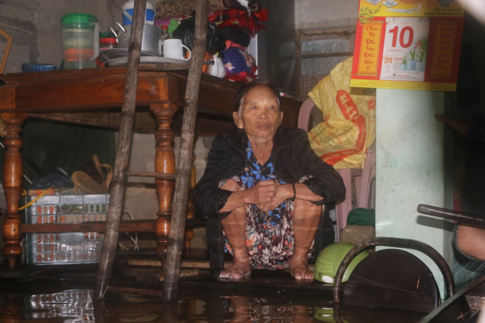 Bà Phạm Thị Quế 68 tuổi thôn Xuân Tùy cho biết, do nước lũ lên nhanh quá, hai ngày nay phải nhờ bà con lối xóm kê giường lên cao để chống lũ, 