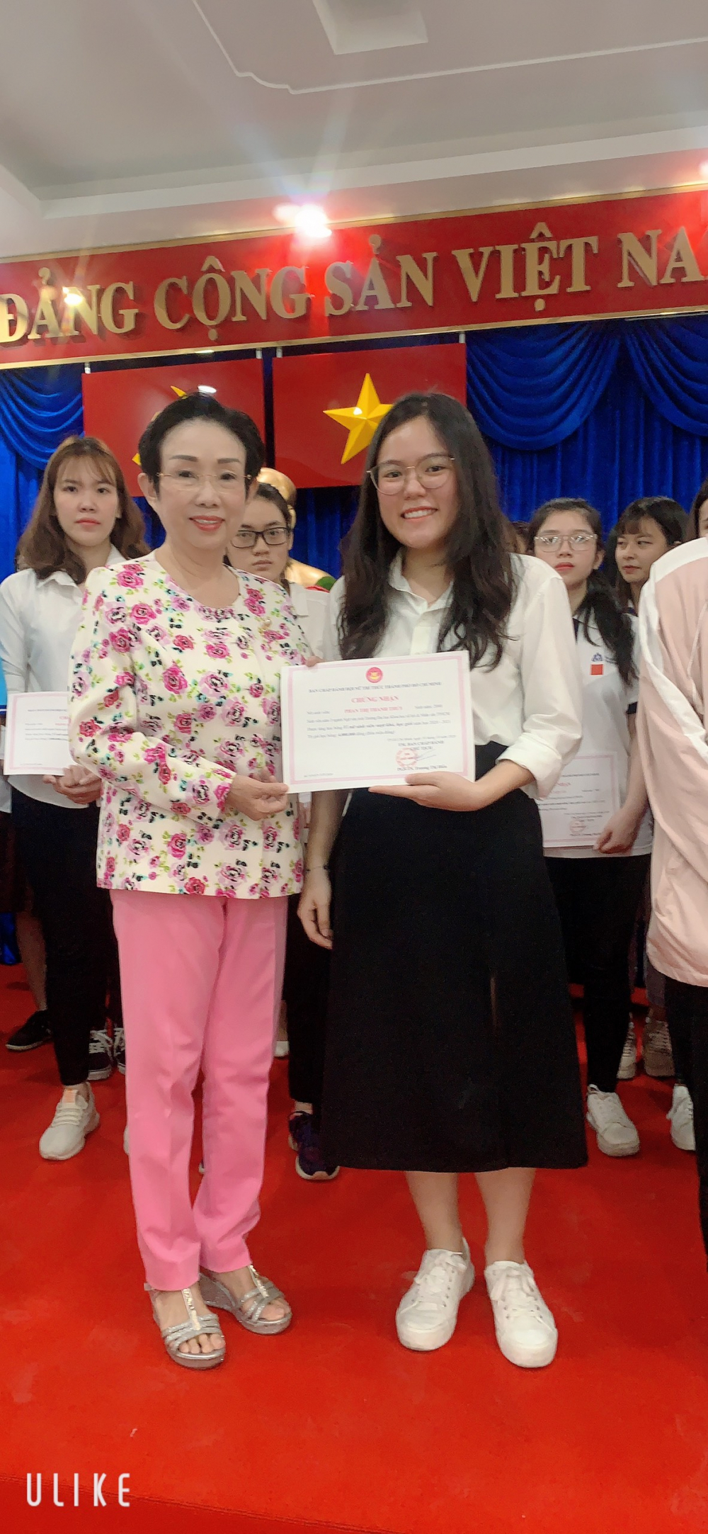PGS - TS Trương Thị Hiền trao học bổng cho các em 