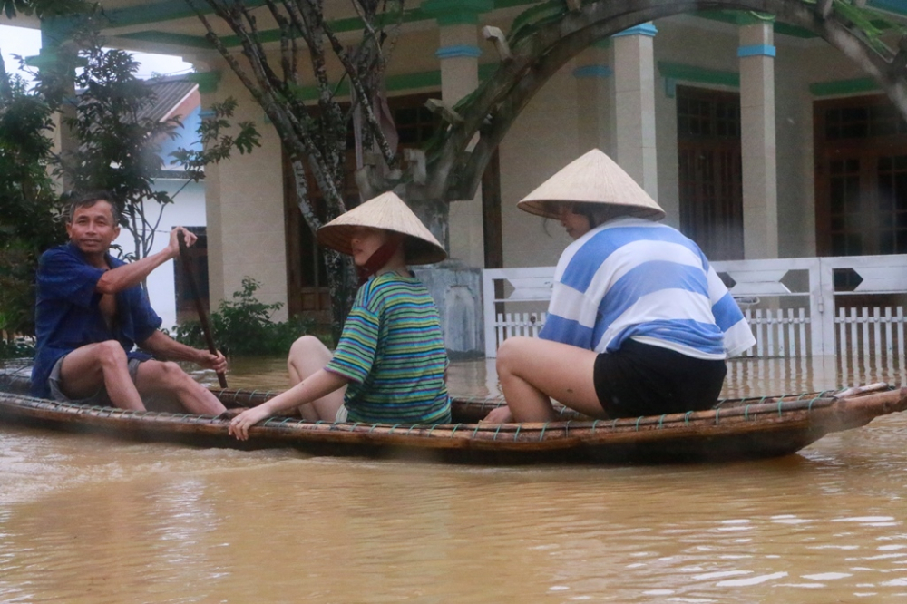 Khắp làng Xuân Tùy nơi nào nước lũ cũng cao hơn 1,5m