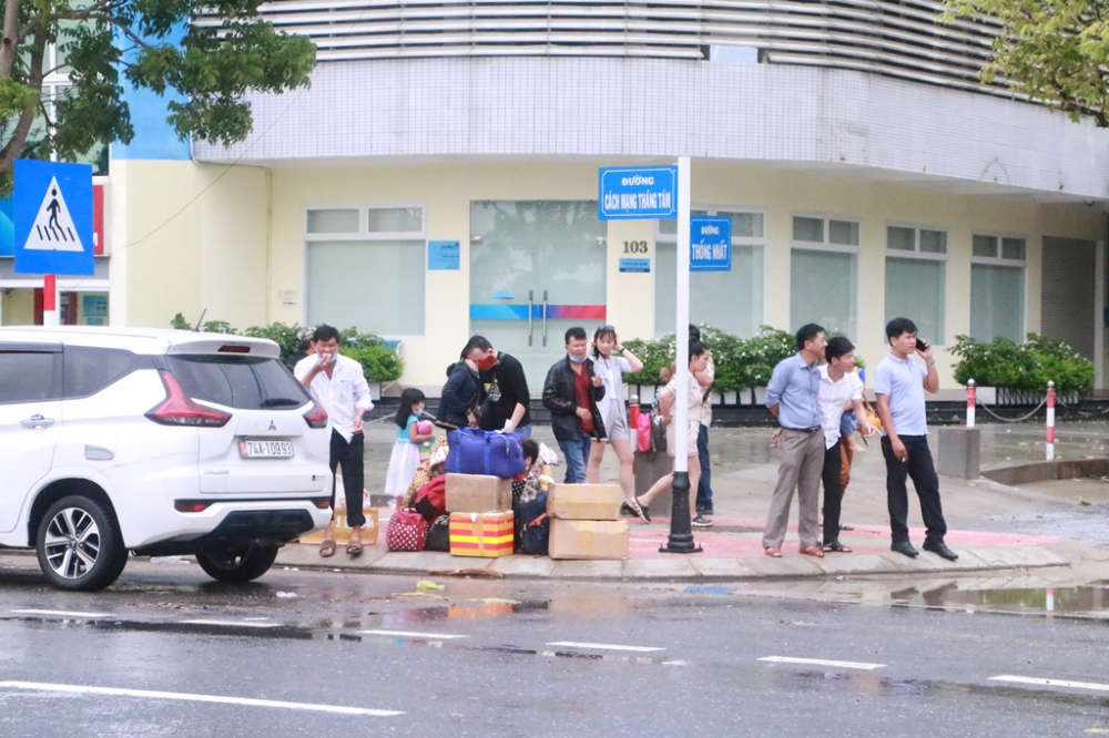 Một số hành khách buộc phải dừng lại bên Quốc lộ 1A đoạn qua phường Tứ Hạ để chờ xe nước lũ hạ để tiếp tục hành trình Bắc- Nam