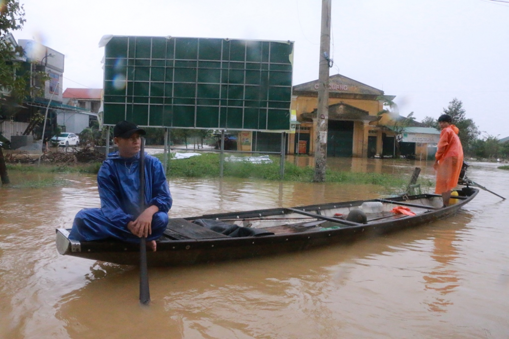  Chợ Quảng Phú  ngập sâu trong nước lũ