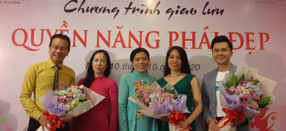 Bà Nguyễ Trần Phượng Trân- Chủ tịch Hội LHPN TPHCM (Thứ ba từ trái sang) đã tham dự cùng các bạn trẻ trong suốt chương trình