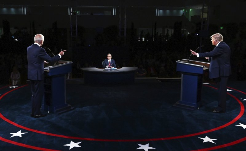 Tổng thống Donald Trump và ứng cử viên tổng thống đảng Dân chủ, cựu Phó Tổng thống Joe Biden tham gia cuộc tranh luận tổng thống đầu tiên ngày 29/9 - Ảnh: AP