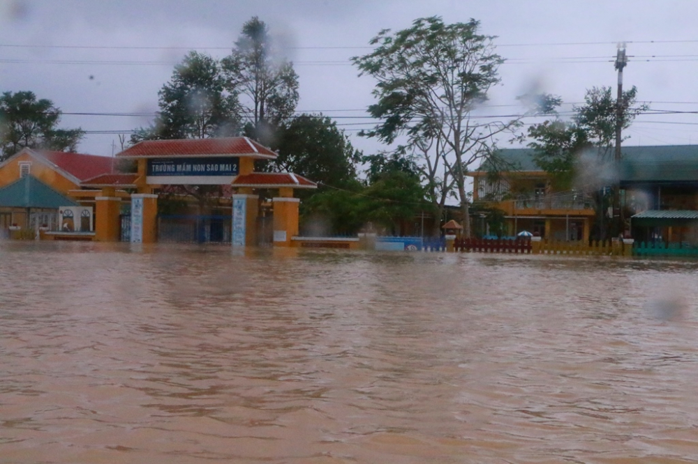 Nhiều trường học tại xã Quảng Phú đã ngâm nước lũ suốt hai ngày nay