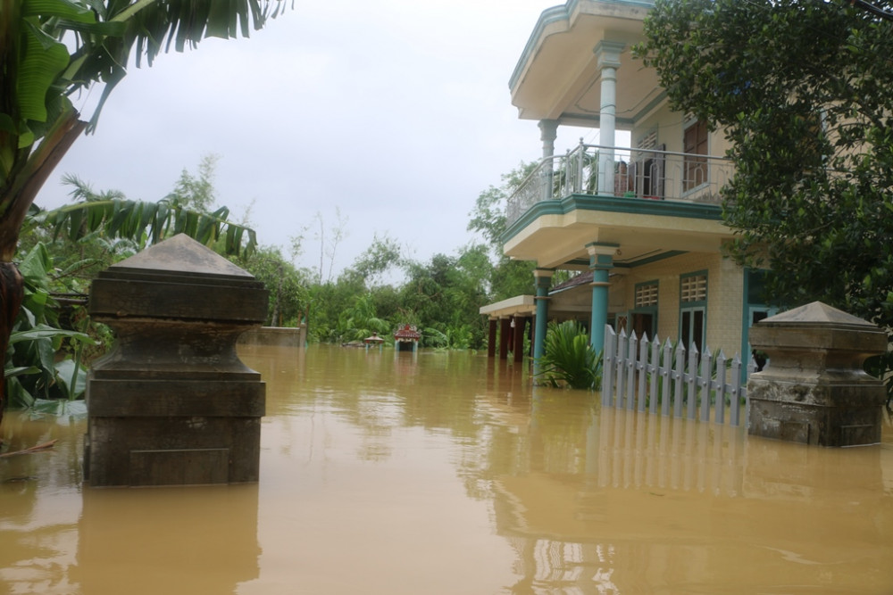 Hàng trăm hộ dân ở thôn Xuân Tùy nhà ngập sâu từ 1,2 đến 1,5m