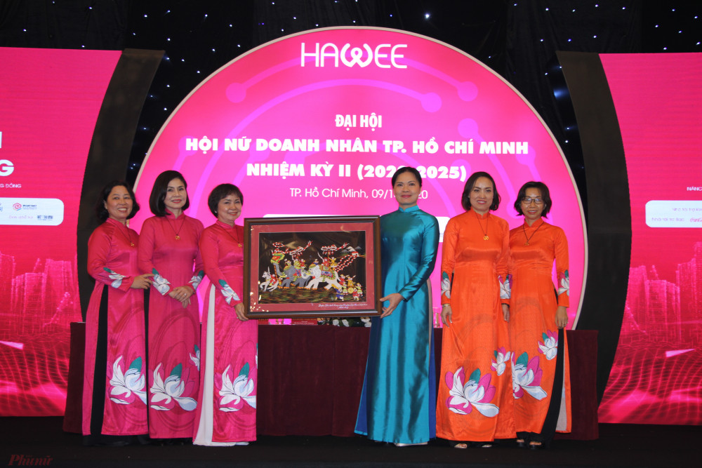 Chủ tịch Hội LHPN Việt Nam Hà Thị Nga, tặng bức tranh quý cho đại diện Hiệp Hội Nữ doanh nhân TP.HCM