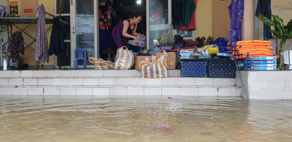 Người dân tất bật dọn đồ tránh lũ