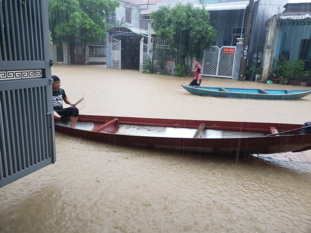 Phương tiện đi lại lúc này tại thị trấn Ái Nghĩa (huyện Đại Lộc) là bằng ghe, thuyền