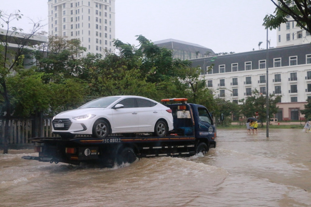 Tại TP. Huế hiện tại mưa rất to, nước sông Hương dâng cao tràn vào các tuyến đường ở trung tâm thành phố nhiều phương tiện giao thông phải nhờ xe cứu hộ đưa ra khỏi khu vực ngập.