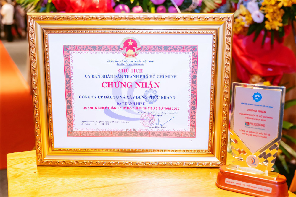 Bằng khen và kỷ niệm chương Doanh nghiệp TPHCM tiêu biểu 2020 của Phuc Khang Corporation