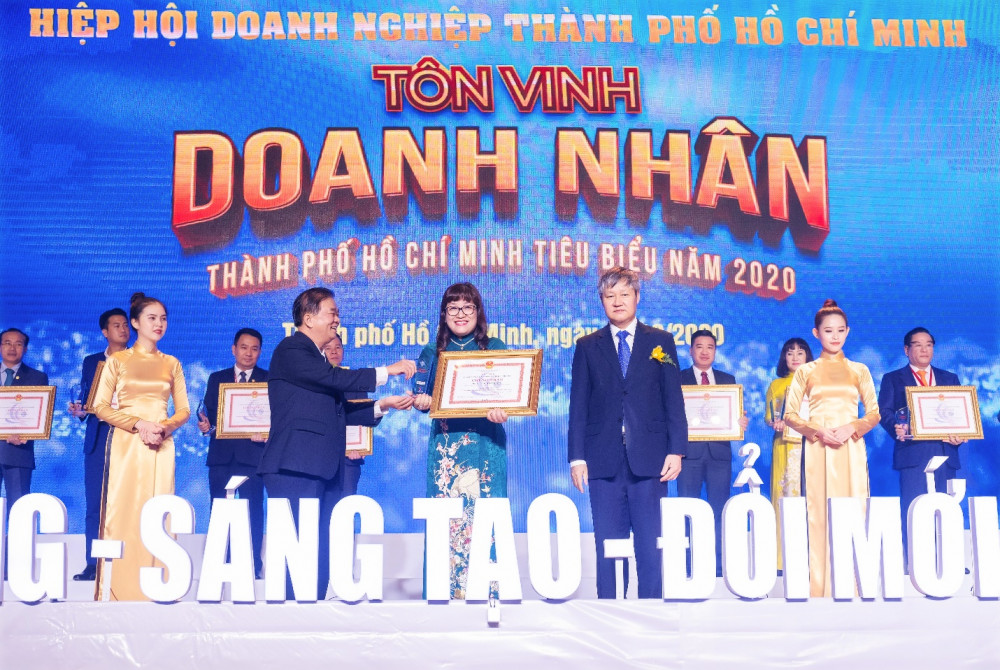Bà Lưu Thị Thanh Mẫu -  Tổng giám đốc Phuc Khang Corporation nhận bằng khen và kỷ niệm chương Doanh nhân TP.HCM tiêu biểu 2020. Ảnh: Phuc Khang Corporation cung cấp