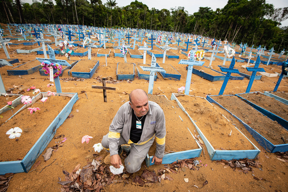 Ông Ulisses Xavier, người đã đào và chôn cất hơn 100 ngôi mộ chỉ trong một ngày, giờ đang ở trong trạng thái chấn thương tâm lý vì ám ảnh - Ảnh: Telegraph