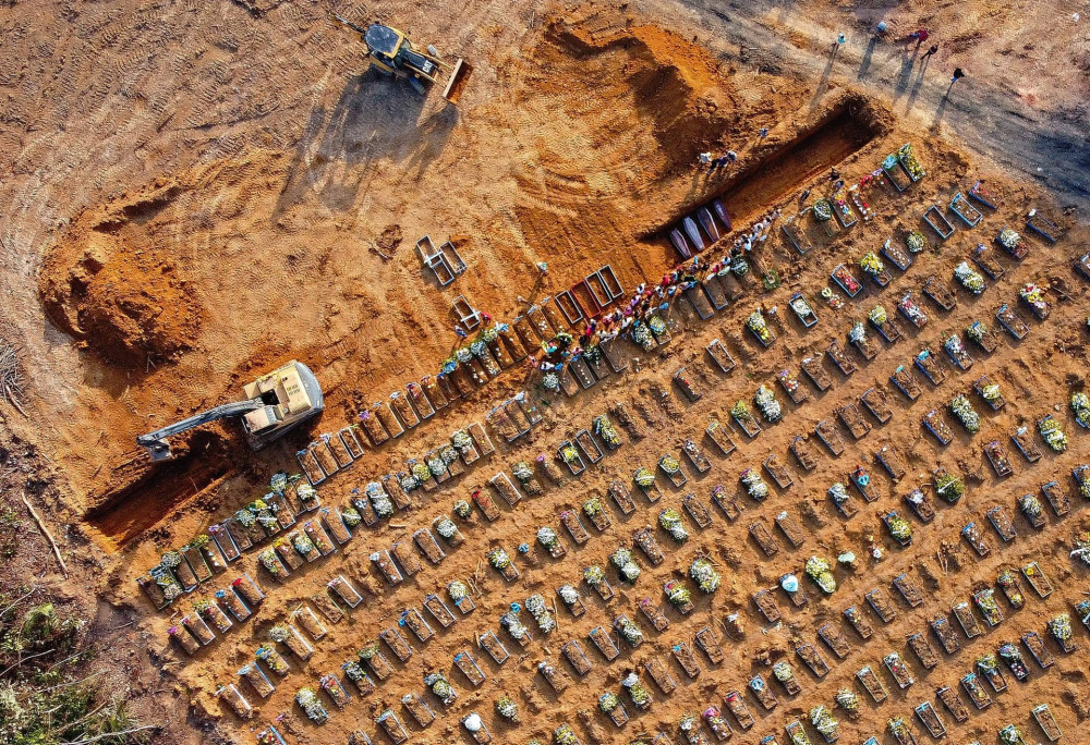 Khu nghĩa trang Parque Tarumã mới lập nên nhưng đã bị lấp đầy bởi hàng ngàn ngôi mộ người chết do COVID-19 - Ảnh: Michael Dantas/AFP via Getty Images