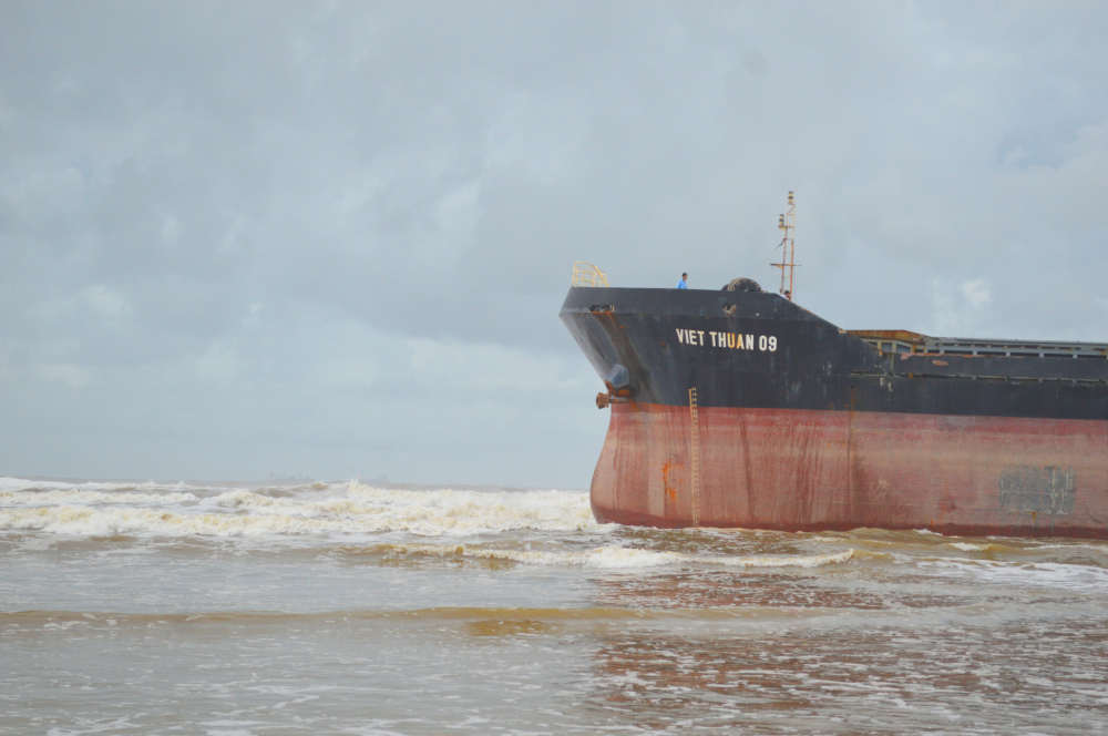  Tàu Việt Thuận 09 bị bão đánh đứt dây neo trôi dạt, mắc cạn bờ biển Khe Hai, xã Bình Thạnh, huyện Bình Sơn