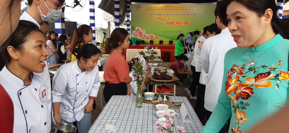 Bà Nguyễn Trần Phượng Trân tham quan mâm bánh bột báng của các sinh viên