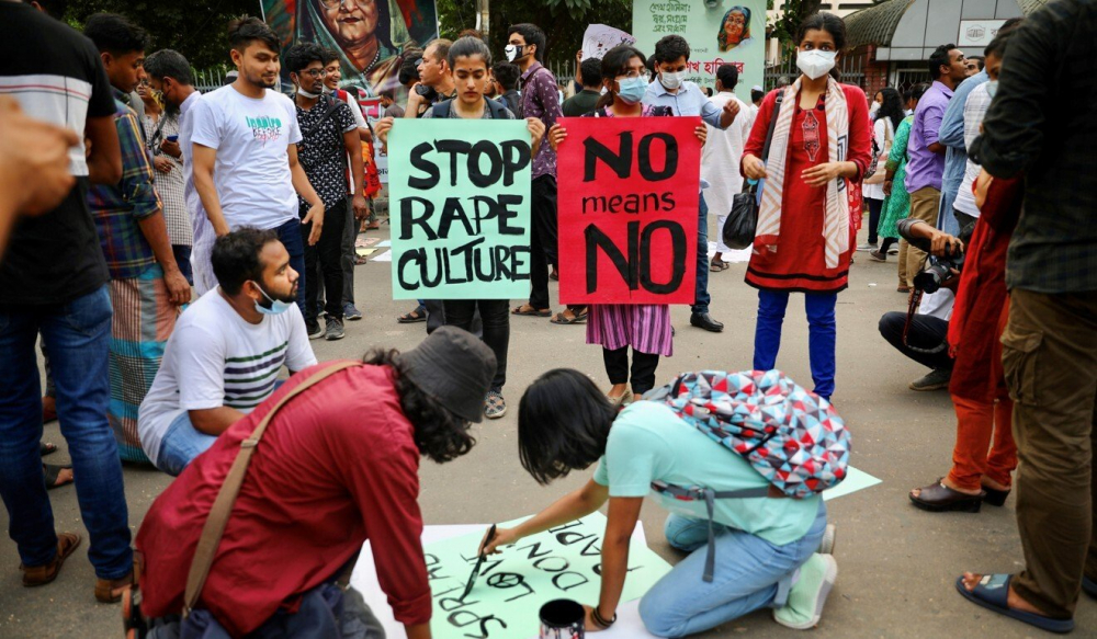 Sinh viên và các nhà hoạt động ở Dhaka chuẩn bị biểu ngữ để tham gia một cuộc biểu tình chống tội phạm tình dục - Ảnh: Reuters