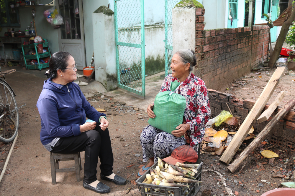 Dì Nguyễn Thị Thu (bìa trái) tham gia Tổ cán bộ Hội 10+1 của phường Linh Xuân, hàng tháng đều mang gạo, mắm và ít tiền hỗ trợ cho chị em có hoàn cảnh khó khăn. 