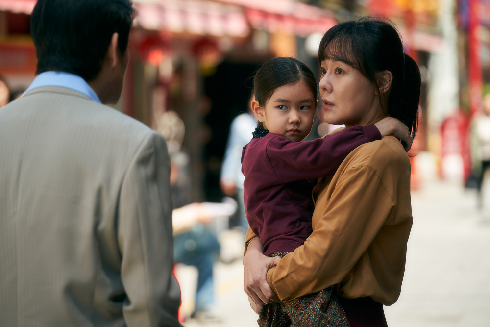 Cảnh mẹ con Seung Ri bị đòi nợ trên đường phố, trước khi xảy ra việc đứa trẻ bị bắt đi để làm 'vật thế chấp.