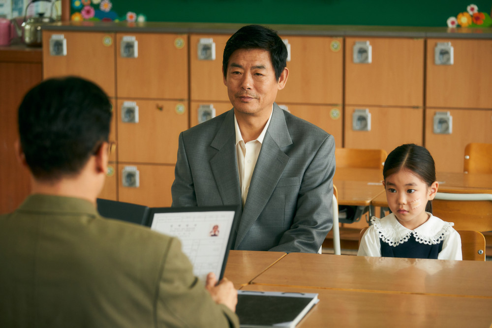 Từ người đòi nợ thuê cộc cằn, Du Seok phải vào vai ông bố nhân hậu để Seung Ri được đến trường.