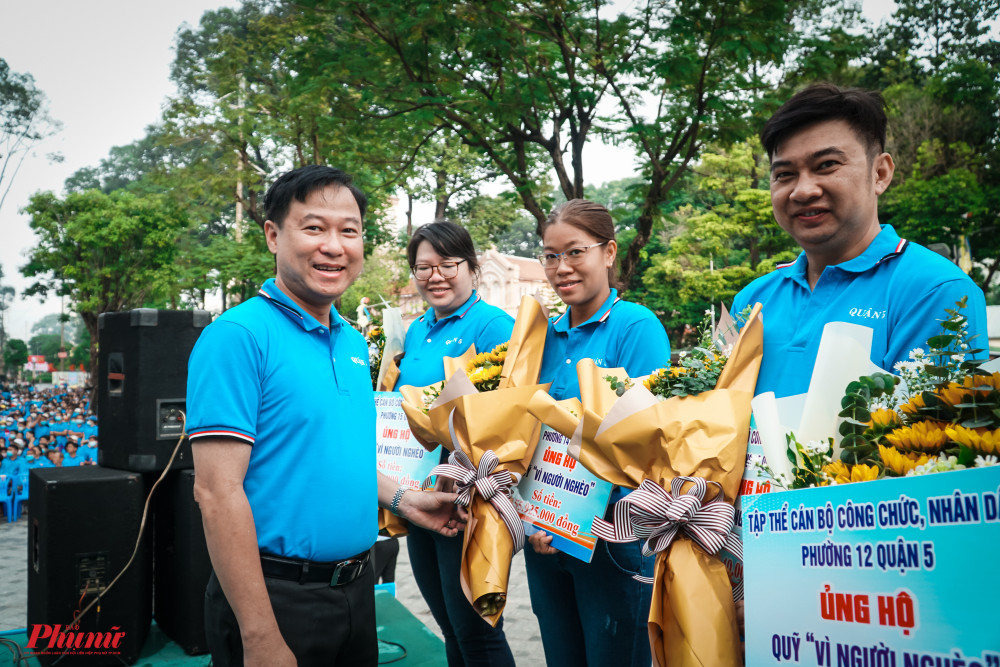 ông Lê Tấn Tài – Chủ tịch Ủy ban MTTQ Việt Nam Quận 5 tặng hoa cảm ơn các đơn vị tài trợ