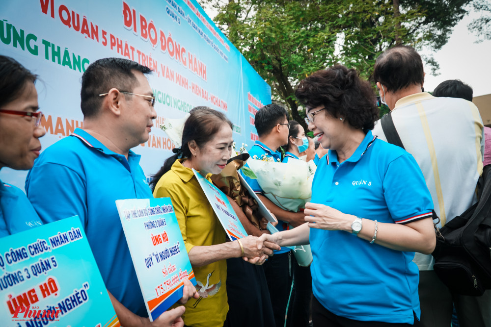 Bà Tô Thị Bích Châu –Chủ tịch Ủy Ban MTTQ Việt Nam TPHCM tặng hoa cảm ơn các đơn vị tài trợ